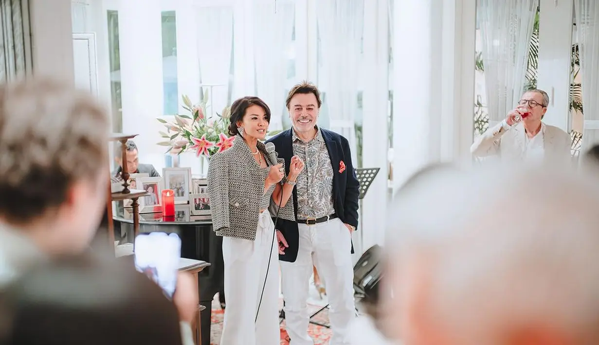 Suami chef cantik tersebut merupakan seorang bule bernama Charles Jost. Parasnya mencuri perhatian karena disebut perpaduan Elon Musk dan Robert Downey Jr. [Instagram/farahquinnofficial].