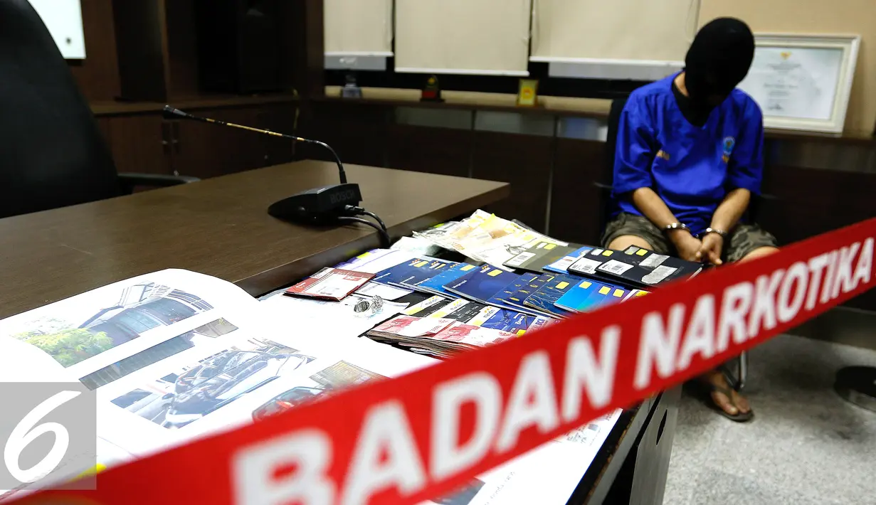 Tersangka bandar narkoba HUS yang berhasil diamankan BNN Jakarta, Rabu (9/9/2015). BNN berhasil menangkap HUS seorang bandar narkoba dengan aset Rp1,5 milar di kawasan Bandung. (Liputan6.com/Yoppy Renato)