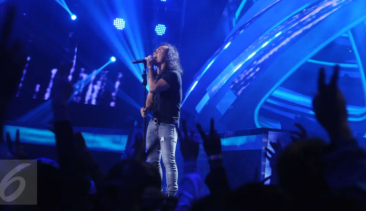 Kaka Slank membawakan lagu terbaru mereka di panggung Konser Raya 22 Indosiar, Jakarta, Rabu (11/1). Slank sengaja membocorkan lagu terbaru mereka sebagai hadiah ultah untuk Indosiar. (Liputan6.com/Helmi Afandi)
