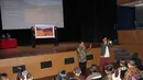 Dalam lukisan tersebut tertampil gelombang air berwarna coklat membelah daratan dan menenggelamkan sebuah perkampungan. Tampak dalam foto, Presiden ke-6 Republik Indonesia, Susilo Bambang Yudhoyono (SBY) didampingi Raden Rizki Mulyawan Kartanegara Hayang Denda Kusuma atau yang lebih dikenal dengan Dik Doank (kanan) saat mengikuti kegiatan Pameran Seni Rupa dan Lelang Lukisan di Teater Kecil, Taman Ismail Marzuki (TIM), Jakarta, Selasa (23/12/2025). (merdeka.com/magang/Rendi Saputra)