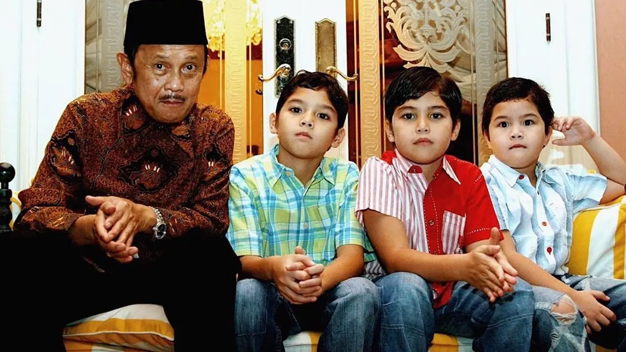 BJ Habibie bersama Al, El, dan Dul