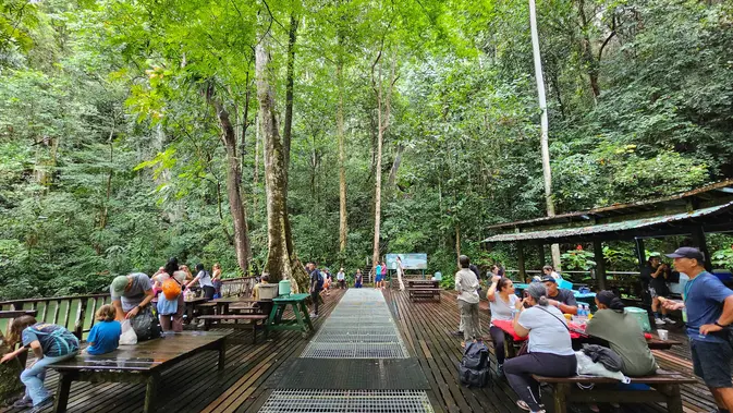 <p>Suasana area istirahat dan makan para pelancong saat akan melakukan perjalanan ke Gua Clearwater, Mulu, Sarawak, Malaysia. (Liputan6.com/Muhammad Ali). </p>