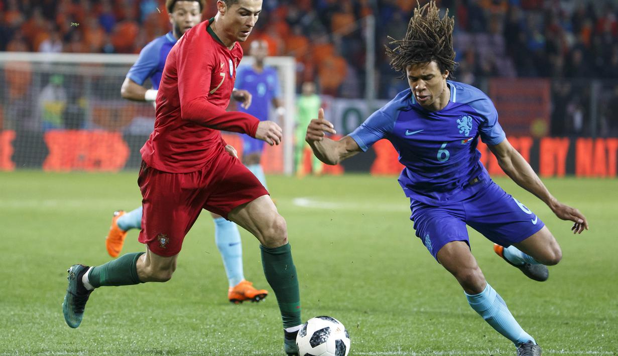 Bintang Portugal, Cristiano Ronaldo, berusaha melewati bek Belanda, Nathan Ake, pada laga persahabatan di Stade de Geneve, Swiss, Senin (26/3/2018). Portugal kalah 0-3 dari Belanda. (AP/Salvatore Di Nolfi)