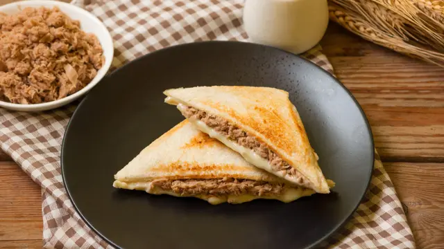 roti tawar bakar isi tuna mayo