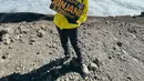 Kebahagiaan Febby Rastanty saat berhasil mendaki Gunung Rinjani. Berdiri di ketinggian 3.726 mdpl, Febby tampak seperti berada di atas awan. (Foto: Instagram/ febbyrastanty)