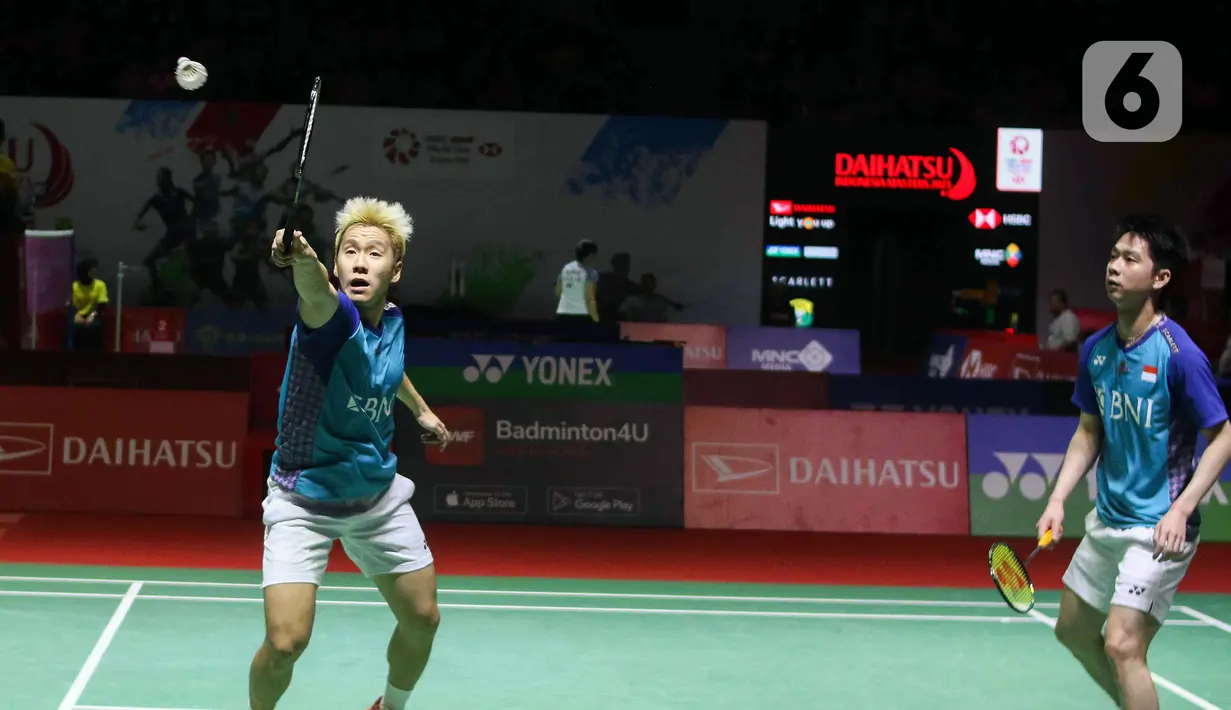 Pebulu tangkis ganda putra Indonesia Kevin Sanjaya/Marcus Gideon saat melawan pebulu tangkis ganda putra China Liu Yu Chen/Ou Xuan Yi pada babak 16 besar turnamen Daihatsu Indonesia Masters 2023 di Istora Senayan, Jakarta, Kamis (26/1/2023). The Minions gagal lolos ke babak selanjutnya karena memutuskan untuk mundur atau retired pada set ketiga akibat cedera yang dialami Marcus Gideon saat ganda China unggul dengan skor 19 - 21, 21-8, dan 11-6. (Liputa6.com/Herman Zakharia)