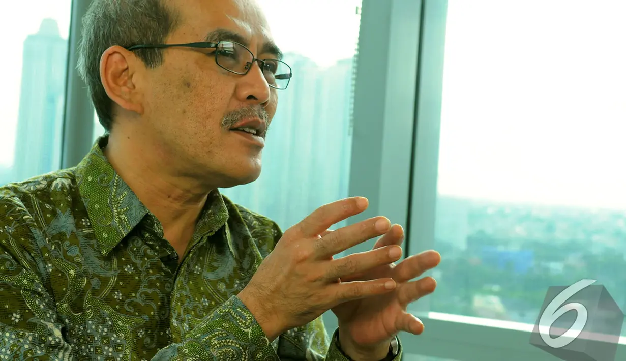 Ketua Tim Reformasi Tata Kelola Minyak dan Gas Bumi, Faisal Basri, menjelaskan status Pertamina Trading Energy Limited (Petral) saat berkunjung ke Liputan6.com, Jakarta, Selasa (6/1/2015). (Liputan6.com/Faisal R Syam)