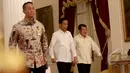 Presiden Joko Widodo bersama Wakil Presiden Jusuf Kalla dan Mensesneg Pratikno saat akan memberikan keterangan pers terkait KPK dan Polri di Istana Negara, Jakarta, Rabu (18/2/2015). (Liputan6/Faizal Fanani)