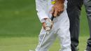 Pegolf Kevin Chappell, membantu anaknya Wyatt  Putt memasukan bola dalam acara Masters Par 3 Tournament di Augusta National Golf Club, Georgia, (5/4). (AP Photo / Charlie Riedel)
