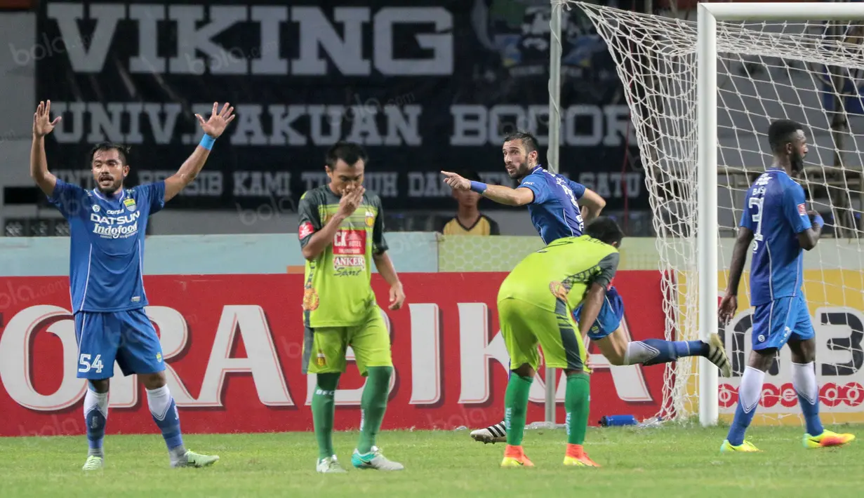 Vladimir Vujovic (2kanan) merayakan gol ke gawang Bhayangkara United pada lanjutan Torabika SC 2016 di Stadion Wibawa Mukti, Cikarang, Rabu (12/10/2016). (Bola.com/Nicklas Hanoatubun)