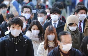 Orang-orang yang memakai masker wajah melakukan tradisi doa untuk Tahun Baru pada hari kerja pertama tahun ini di Kuil Kanda Myojin, di Tokyo, Jepang, Senin (4/1/2021).  Masyarakat Jepang berdoa bersama di kuil tersebut untuk memohon kelancaran bisnis. (AP Photo/Koji Sasahara)