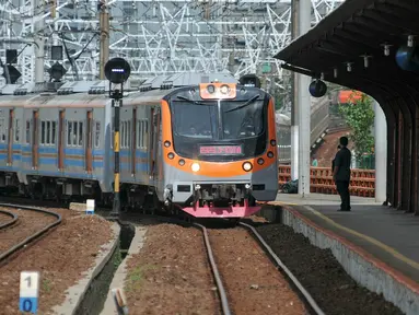 PT Kereta Api Indonesia (KAI) kembali mengoperasikan lintas Jakarta Kota-Tanjung Priok, Jakarta, Senin (21/12). Pengoperasian rute akan difasilitasi oleh commuter line yang dioperasikan oleh PT KAI Commuter Jabodetabek (KCJ). (Liputan6.com/Yoppy Renato)