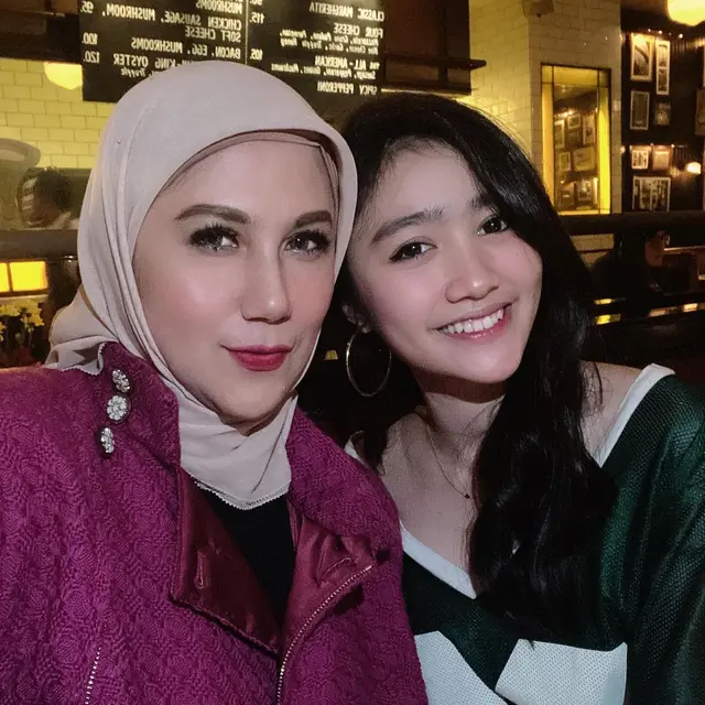 6 Potret Kebersamaan Febby Rastanty dan Marini Zumarnis, Bak Anak Kandung