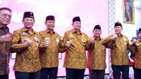Presiden ke-6 RI Susilo Bambang Yudhoyono (SBY) terlihat akrab dengan Menteri Pertahanan Prabowo Subianto dalam syukuran ulang tahun ke-64 Persatuan Purnawirawan Angkatan Bersenjata Republik Indonesia (Pepabri) di Wisma Elang Laut, Jakarta Pusat, Selasa (12/9/2023). (Merdeka.com/Muhammad Genantan Saputra)
