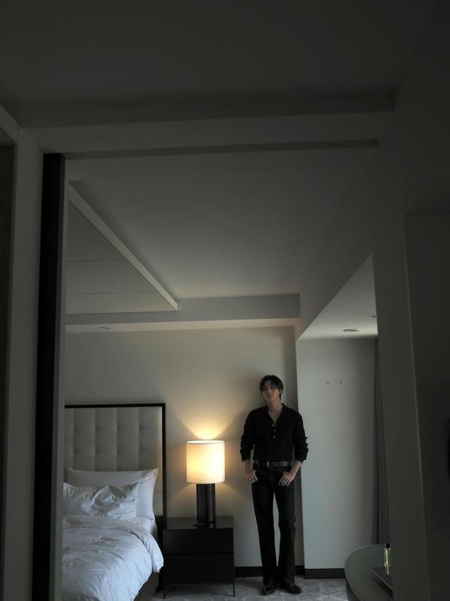 Pesona Romantis Maskulin Park Seo Joon Kenakan Blazer Chanel Beda Warna Saat Hadiri Acara di Busan dan Indonesia