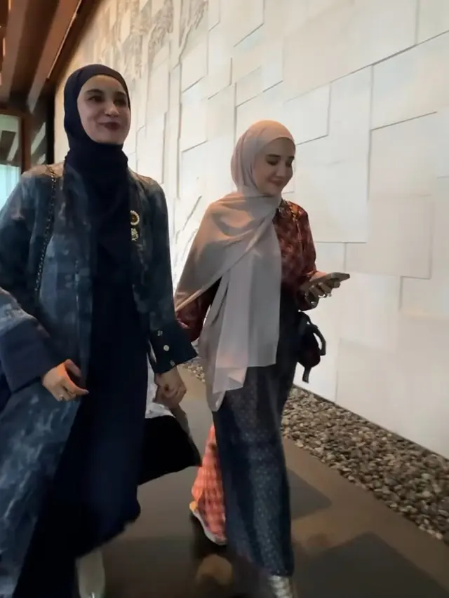 OOTD The Sister Zaskia Sungkar dan Shireen Sungkar. [@shireensungkar]