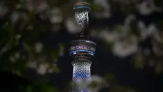 Tokyo Skytree menampilkan pesan bertuliskan "Bersama Kita Semua Bisa Menang" di Tokyo, Senin (6/4/2020). Ungkapan dukungan dan pesan harapan tersebut muncul di tengah merebaknya pandemi virus corona Covid-19. (AP Photo/Jae C. Hong)