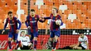 Striker Barcelona, Lionel Messi, melakukan selebrasi bersama rekannya usai mencetak gol ke gawang Valencia pada laga Liga Spanyol di Stadion Mestalla, Minggu (2/5/2021). Barcelona menang dengan skor 2-3. (AFP/Jose Jordan)