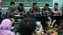 Wakil Ketua Umum MUI Zainut Tauhid Sa'adi (tengah) membacakan sikap resmi atas tudingan-tudingan yang dilancarkan kepada KH Ma'ruf Amin dalam persidangan ke delapan kasus penodaan agama, di Gedung MUI, Jakarta, Kamis (2/2). (Liputan6.com/Faizal Fanani)