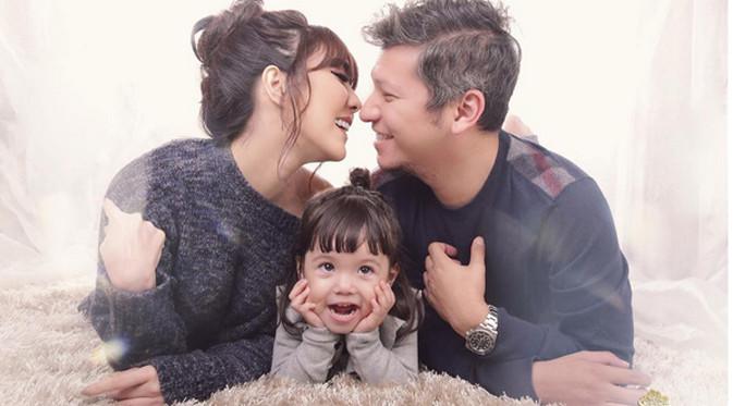 Gading Marten bersama Gisella Anastasia dan putrinya, Gempita Nora Marten. (Instagram)
