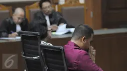 Samsul Hidayatullah mendengarkan pembacaan vonis di Pengadilan Tipikor Jakarta, Senin (21/11). Samsul dinyatakan bersalah menyuap Rohadi Rp 250 untuk pengurusan perkara pencabulan anak di bawah umur terdakwa Saipul Jamil. (Liputan6.co/Helmi Afandi)