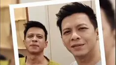 Ariel NOAH baru-baru ini bikin heboh warganet setelah bertemu dengan kembarannya. Ya, Ariel nyatanya memiliki kembaran dari kalangan orang biasa. Paras orang yang mirip dengan Ariel ini bak pinang di belah dua. (Liputan6.com/TikTok/youtube.udo21)