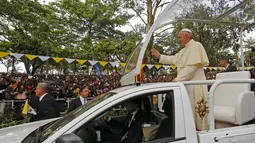 Paus Francis menyapa ribuan warga Uganda sebelum memimpin ceramah di kuil Uganda Martir di Namugongo, Uganda, (28/11). (REUTERS/Stefano Rellandini)