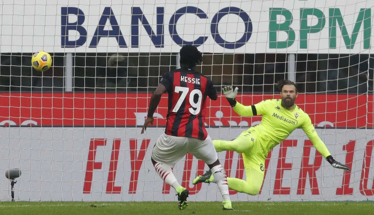 Pemain AC Milan, Franck Kessie, mencetak gol penalti ke gawang Fiorentina pada laga Liga Italia di Stadion San Siro, Minggu (29/11/2020). AC Milan menang dengan skor 2-0. (AP/Luca Bruno)