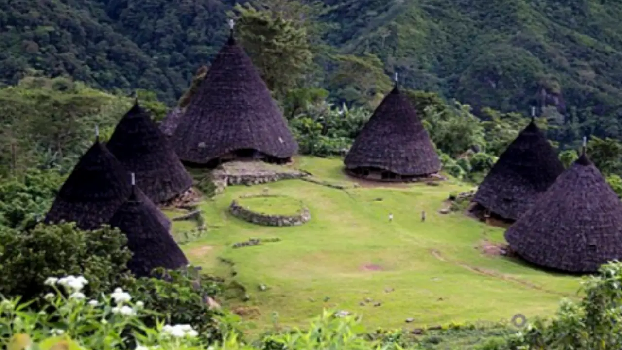 Destinasi wisata desa di atas awan di NTT