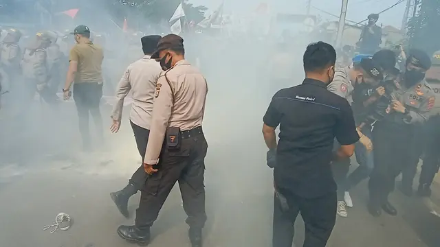 Kericuhan Mahasiswa Dengan Polisi Saat HUT Banten Ke 21, Di Depan Kantor Gubernur Banten, Kota Serang. Senin, (04/10/2021). (Liputan6y.com/Yandhi Deslatama).