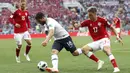 Gelandang Prancis, Nabil Fekir, berusaha melewati gelandang Denmark, Larsen Jens Stryger, pada laga grup C Piala Dunia di Stadion Luzhniki, Moskow, Selasa (26/6/2018). Kedua negara bermain imbang 0-0. (AP/Antonio Calanni)