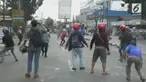 Tawuran dua kelompok warga pecah di Jalan Dewi Sartika, Cawang, Jakarta timur, Jumat (29/9/2017).