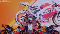 Marc Marquez dan Dani Pedrosa, menyapa para penggemar MotoGP di Indonesia pada acara di Gedung JIExpo, Kemayoran, Jakarta, Selasa (30/2/2018). (Bola.com/Muhammad Ivan Rida)