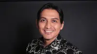 Lucky Hakim membantu mantan istrinya, Indadari yang sedang proses cerai dengan suaminya, Caisar. Lucky yang juga baru bercerai mengirim pengacara untuk membantu kelancaran proses cerai Indadari. (Febio Hernanto/Bintang.com)