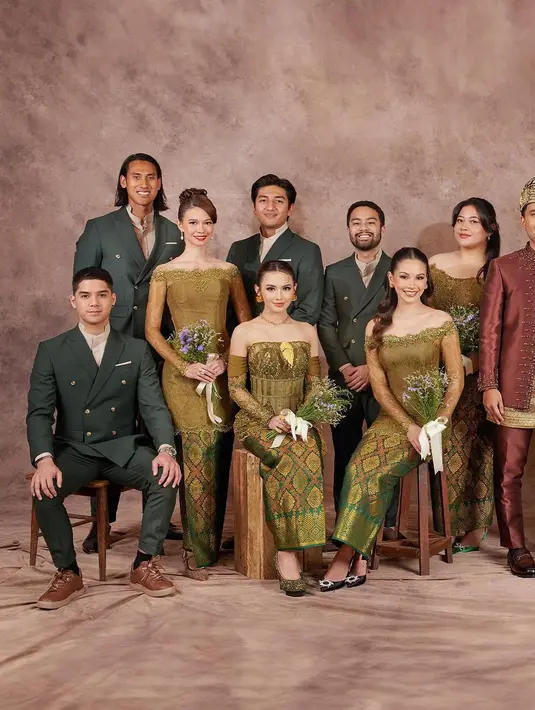 Ada dua desain kebaya yang dikenakan Mahalini. Di momen akad, Mahalini tampil manis mengenakan kebaya cokelat dengan desain modern yang manis; dipenuhi payet manis dengan garis leher yang tinggi. [Foto: Instagram/mahaliniraharja]