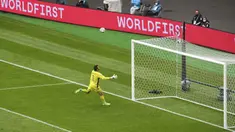 Kiper Skotlandia David Marshall gagal menyelamatkan tendangan jarak jauh pemain Republik Ceko Patrik Schick pada pertandingan Grup D Euro 2020 di Stadion Hampden Park, Glasgow, Inggris, Senin (14/6/2021). Patrik Schick mencatatkan rekor gol terjauh di Euro. (AP Photo/Andy Buchanan, Pool)
