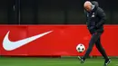 Pelatih Liverpool, Arne Slot melakukan juggling saat latihan jelang laga lanjutan Liga Champions 2024/2025 melawan Girona di AXA training centre, Liverpool, Inggris, Senin (09/12/2024) waktu setempat. (AFP/Peter Powell)