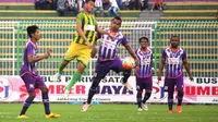 PSGC Ciamis (ungu) menang 3-0 atas tamunya, Persika Karawang, pada lanjutan ISC B 2016 Grup 3, Sabtu (27/8/2016). (Bola.com/Robby Firly)