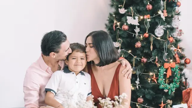 8 Gaya Kompak Artis Rayakan Natal Bersama Keluarga, dari Felicya Angelista hingga Chelsea Islan