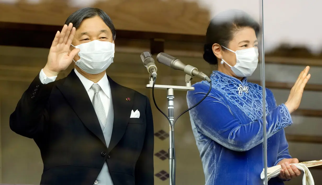 Kaisar Jepang Naruhito (kiri) dan Permaisuri Masako melambai ke arah para simpatisan saat mereka muncul di balkon Istana Kekaisaran saat ulang tahun ke-63 kaisar di Tokyo, Jepang, Kamis (23/2/2023). Warga Jepang ramai-ramai datang untuk mengucapkan selamat kepadanya Kaisar Jepang Naruhito saat perayaan ulang tahunnya yang ke-63. (AP Photo/Eugene Hoshiko, Pool)