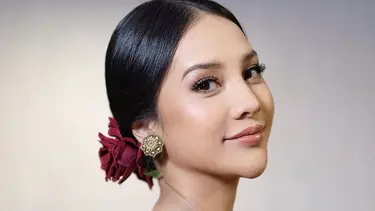 Potret Anya Geraldine Jadi Juri Puteri Indonesia 2022, Ayu Berbalut Kebaya Brokat Bernuansa Emas