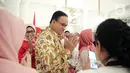 Gubernur DKI Jakarta Anies Baswedan (tengah) ditemani istri Fery Farhati (kiri) menyapa para Aparatur Sipil Negara (ASN) di Balai Kota DKI Jakarta, Jumat (14/10/2022). Di hari terakhir menjabat sebagai Gubernur DKI Jakarta, Anies Baswedan menyempatkan diri untuk menyapa ASN di Balai Kota. (Liputan6.com/Faizal Fanani)