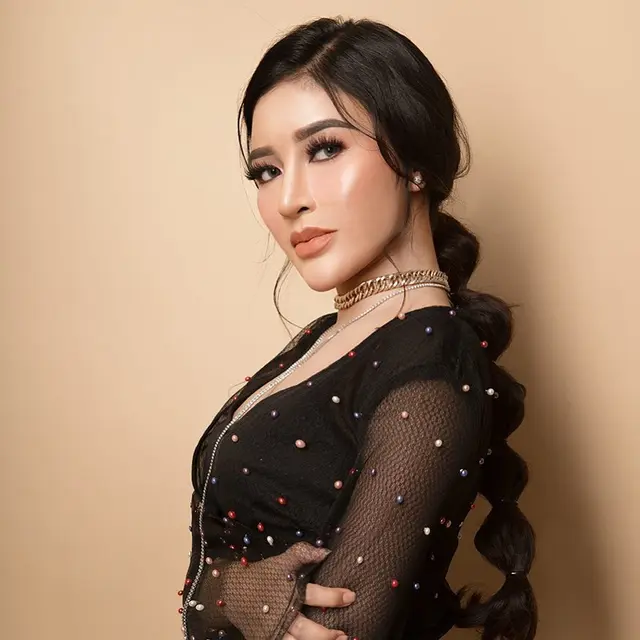 7 Pesona Shandy Purnamasari Tampil Glamor Ini Curi Perhatian