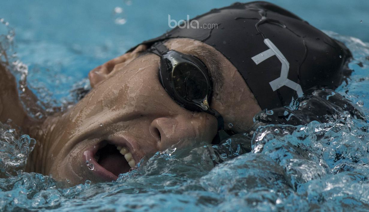 Perenang Indonesia, Raymond Lukman, berlatih jelang SEA Games 2017 Malaysia di Tirta Arum Swimming Pool Badung, Bali, Jumat (30/6/2017). (Bola.com/Vitalis Yogi Trisna)