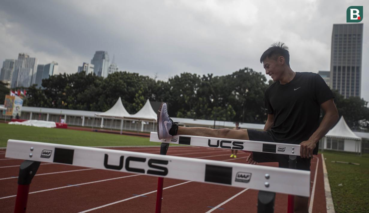Atlet atletik asal Taiwan melakukan perenggangan saat latihan di Stadion Madya Senayan, Jakarta, Sabtu (10/2/2018). Latihan ini merupakan persiapan jelang Invitation Tournament Asian Games 2018. (Bola.com/Vitalis Yogi Trisna)