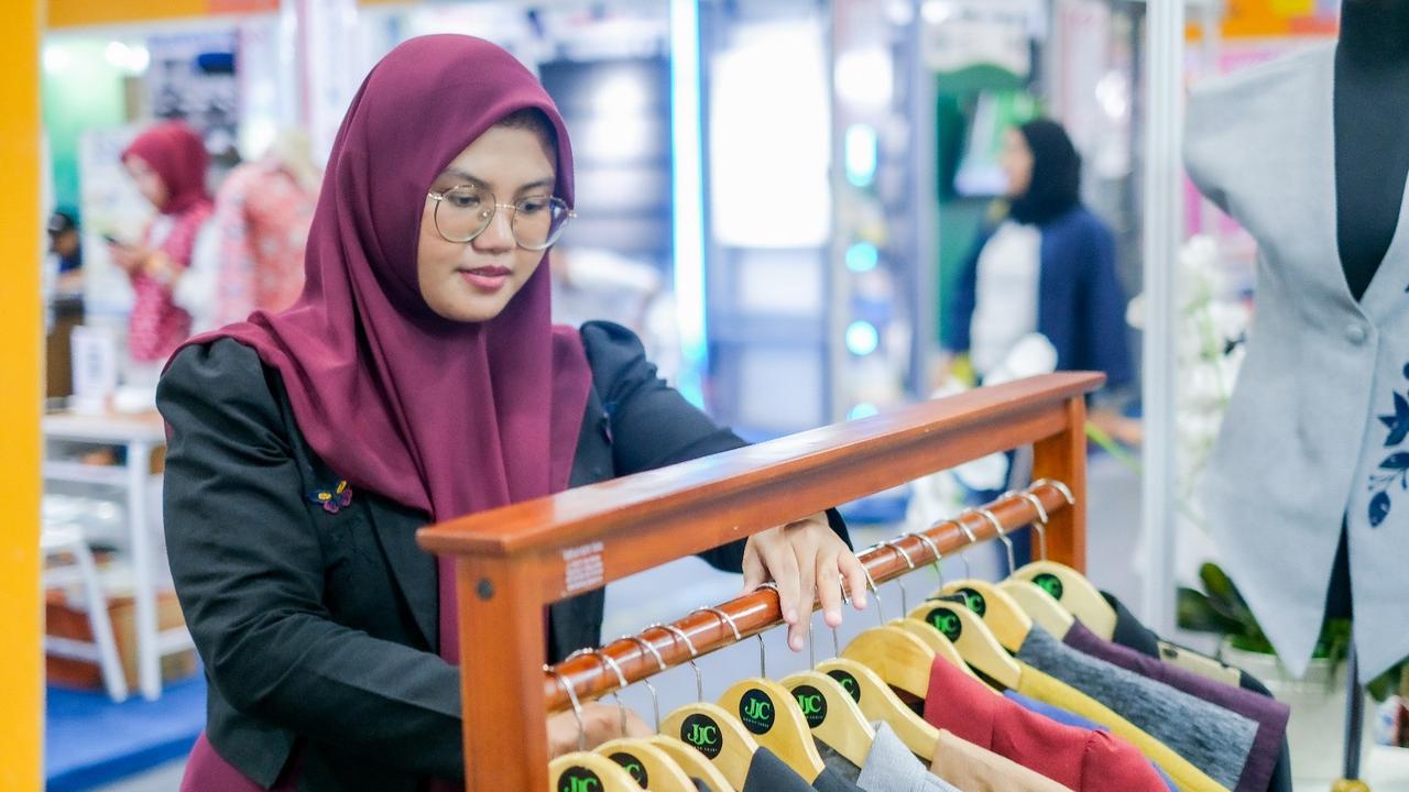LinkUMKM BRI Bantu Pengusaha Perempuan Berkembang, JJC Rumah Jahit Kembangkan Fesyen Wastra Eksklusif