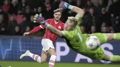 Penyerang PSV Eindhoven Yorbe Vertessen mencetak gol ke gawang Arsenal pada laga matchday 6 Liga Champions 2023/2024 di Philips Stadion, Rabu (13/12/2023) dini hari WIB. (AP Photo/Patrick Post)