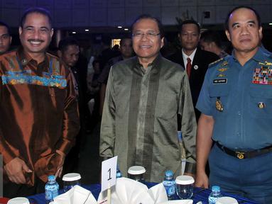 (Ki-ka) Menteri Pariwisata Arief Yahya, Menko Maritim dan  Sumber Daya Rizal Ramli dan KSAL Laksamana TNI Ade Supandi saat menghadiri acara Peluncuran Sail Selat Karimata 2016 di Auditorium BPPT, Jakarta, Rabu (1/6). (Liputan6.com/Johan Tallo)