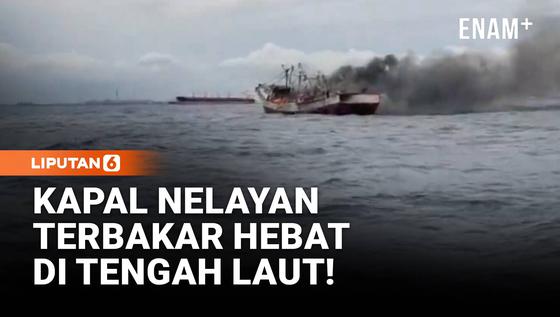 Panik! Kapal Nelayan Terbakar Hebat di Tengah Laut