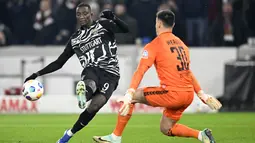 Nama Serhou Guirassy berhasil mencuri perhatian pada musim ini. Striker asal Guinea tersebut tampil sangat tajam bersama VfB Stuttgart. Guirassy berhasil mengemas 16 gol dalam 13 pertandingan di Bundesliga. Dia juga membuat satu assist di kompetisi tersebut. (AFP/Thomas Kienzle)